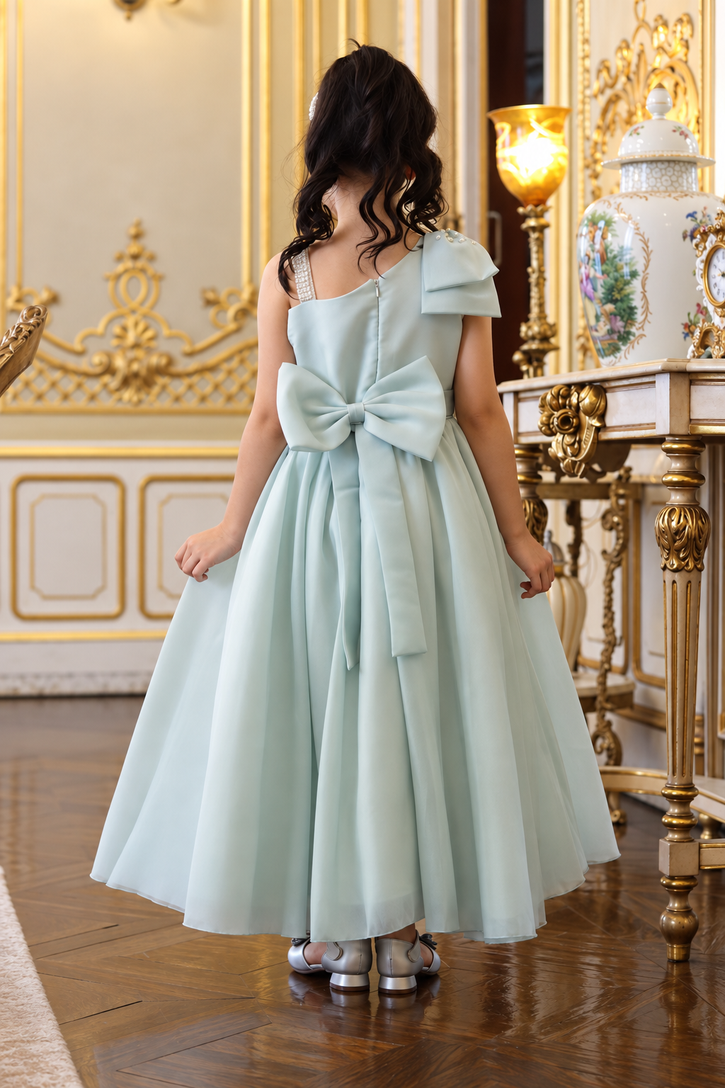 Color: Verde menta
Elegante, delicado y con un estilo encantador, el Vestido Aura verde destaca por su diseño asimétrico y su gran lazo en el hombro, acompañado de una falda larga y vaporosa que aporta movimiento y sofisticación.