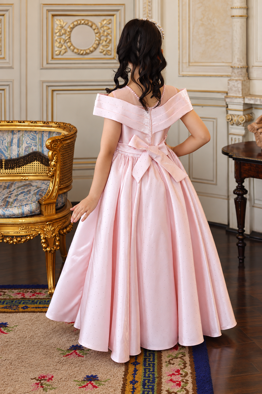 Color: Rosa pastel
Dulce, elegante y encantador, el Vestido Robby Rosa destaca por su delicado tono rosa pastel, su gran lazo protagonista y su falda amplia de acabado satinado, creando un look sofisticado para momentos especiales.