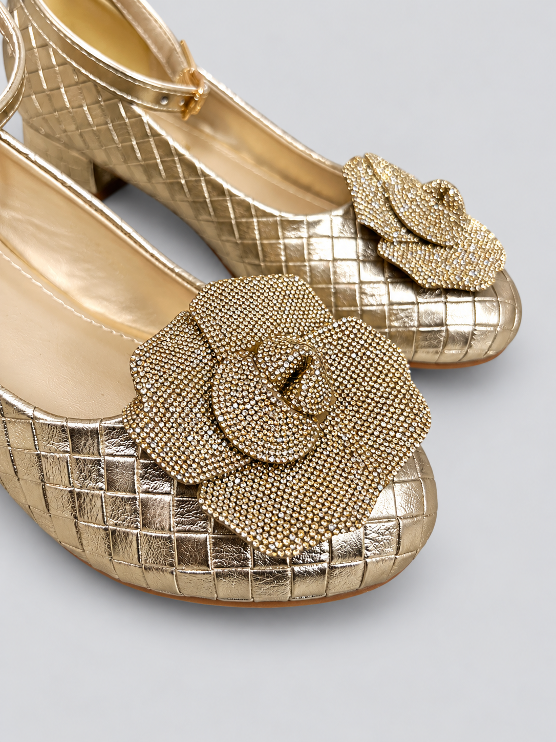 Elegantes, sofisticados y llenos de encanto, los Zapatos Lazo Dorado destacan por su delicado acabado metálico con textura entrelazada y un hermoso lazo decorativo. Un diseño exclusivo que combina brillo y elegancia para complementar los looks más especiales.
