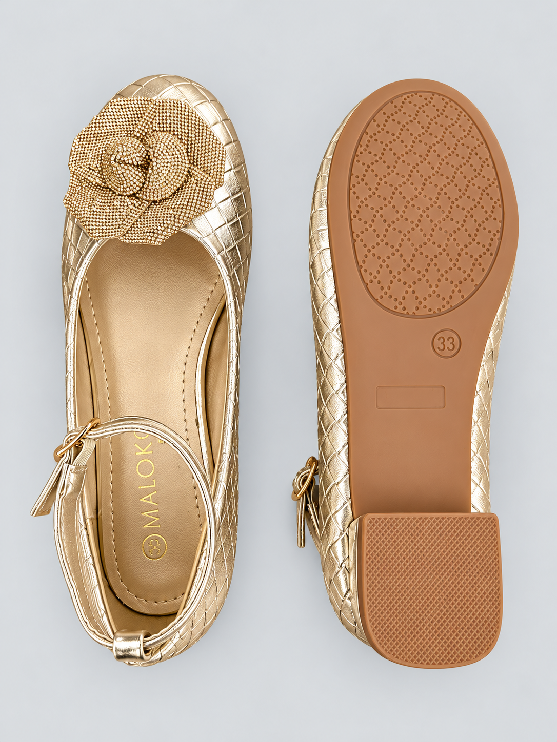 Elegantes, sofisticados y llenos de encanto, los Zapatos Lazo Dorado destacan por su delicado acabado metálico con textura entrelazada y un hermoso lazo decorativo. Un diseño exclusivo que combina brillo y elegancia para complementar los looks más especiales.