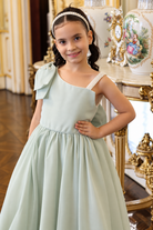 Color: Verde menta
Elegante, delicado y con un estilo encantador, el Vestido Aura verde&nbsp;destaca por su diseño asimétrico y su gran lazo en el hombro, acompañado de una falda larga y vaporosa que aporta movimiento y sofisticación.