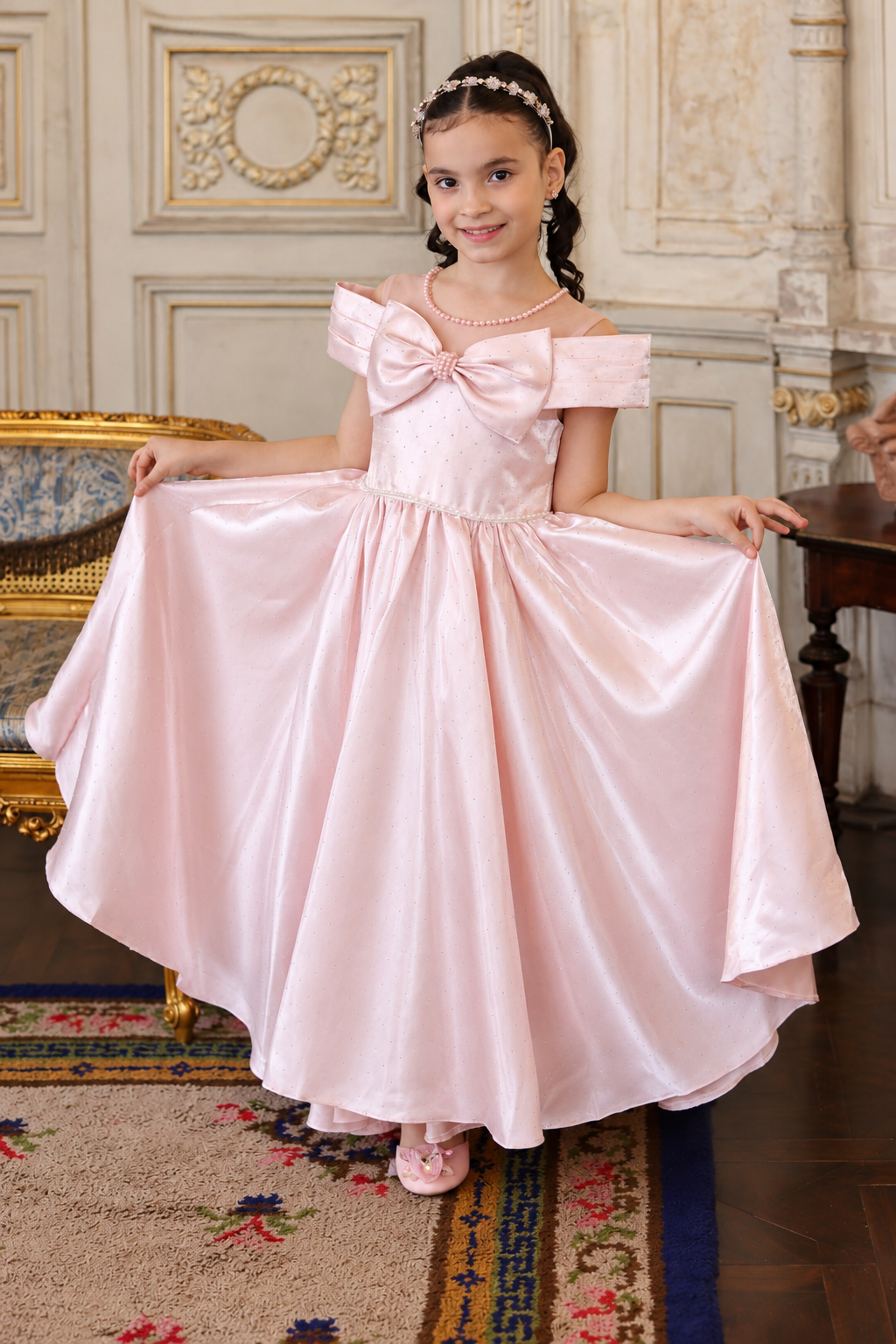 Color: Rosa pastel
Dulce, elegante y encantador, el&nbsp;Vestido Robby Rosa&nbsp;destaca por su delicado tono rosa pastel, su gran lazo protagonista y su falda amplia de acabado satinado, creando un look sofisticado para momentos especiales.