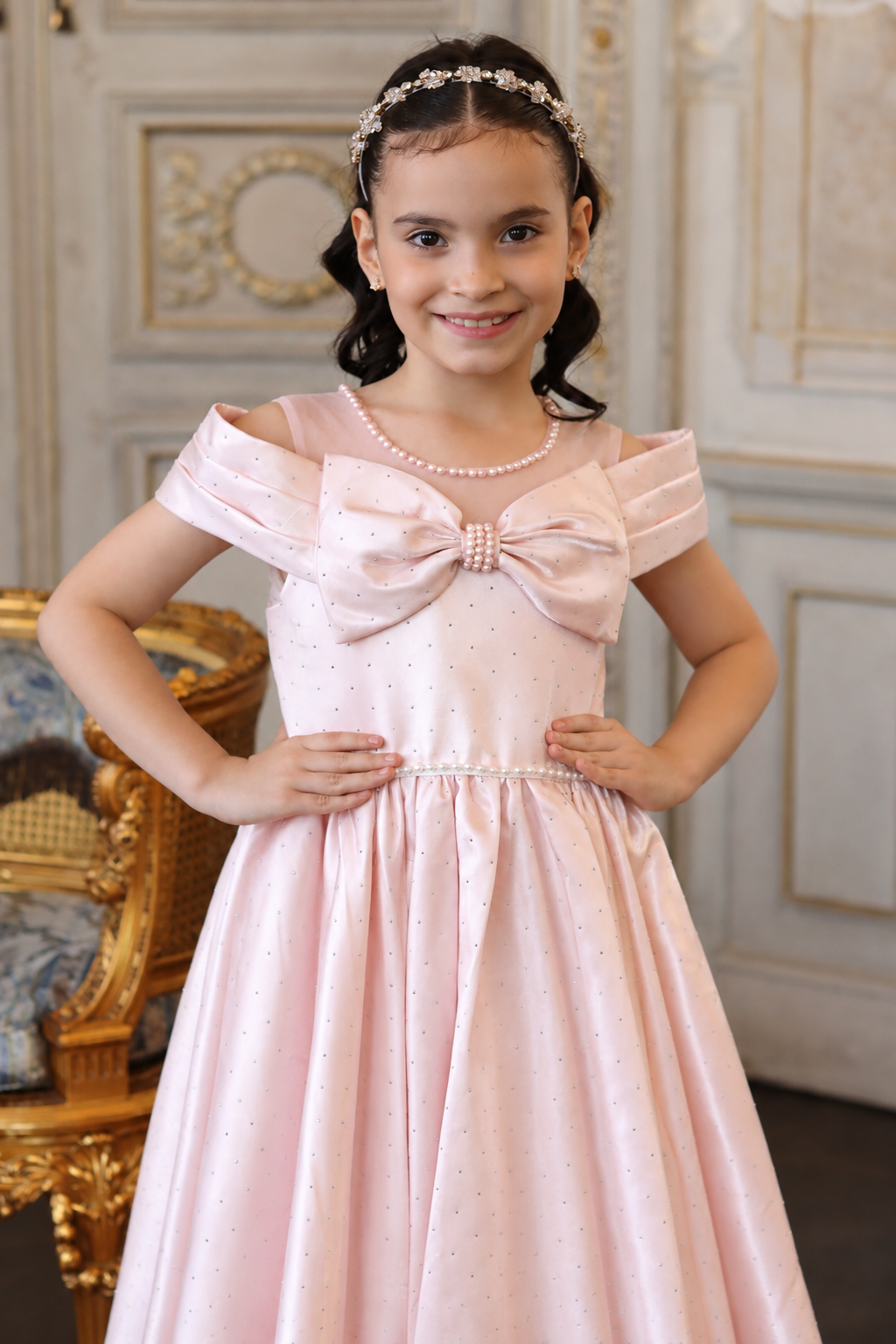 Color: Rosa pastel
Dulce, elegante y encantador, el&nbsp;Vestido Robby Rosa&nbsp;destaca por su delicado tono rosa pastel, su gran lazo protagonista y su falda amplia de acabado satinado, creando un look sofisticado para momentos especiales.