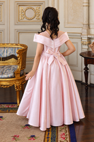 Color: Rosa pastel
Dulce, elegante y encantador, el&nbsp;Vestido Robby Rosa&nbsp;destaca por su delicado tono rosa pastel, su gran lazo protagonista y su falda amplia de acabado satinado, creando un look sofisticado para momentos especiales.
