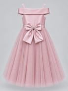 Color: Rosa pastel
Delicado, elegante y encantador, el vestido Rosé de Encanto combina un delicado brillo, una falda vaporosa y un gran lazo decorativo para crear un look sofisticado para momentos inolvidables.