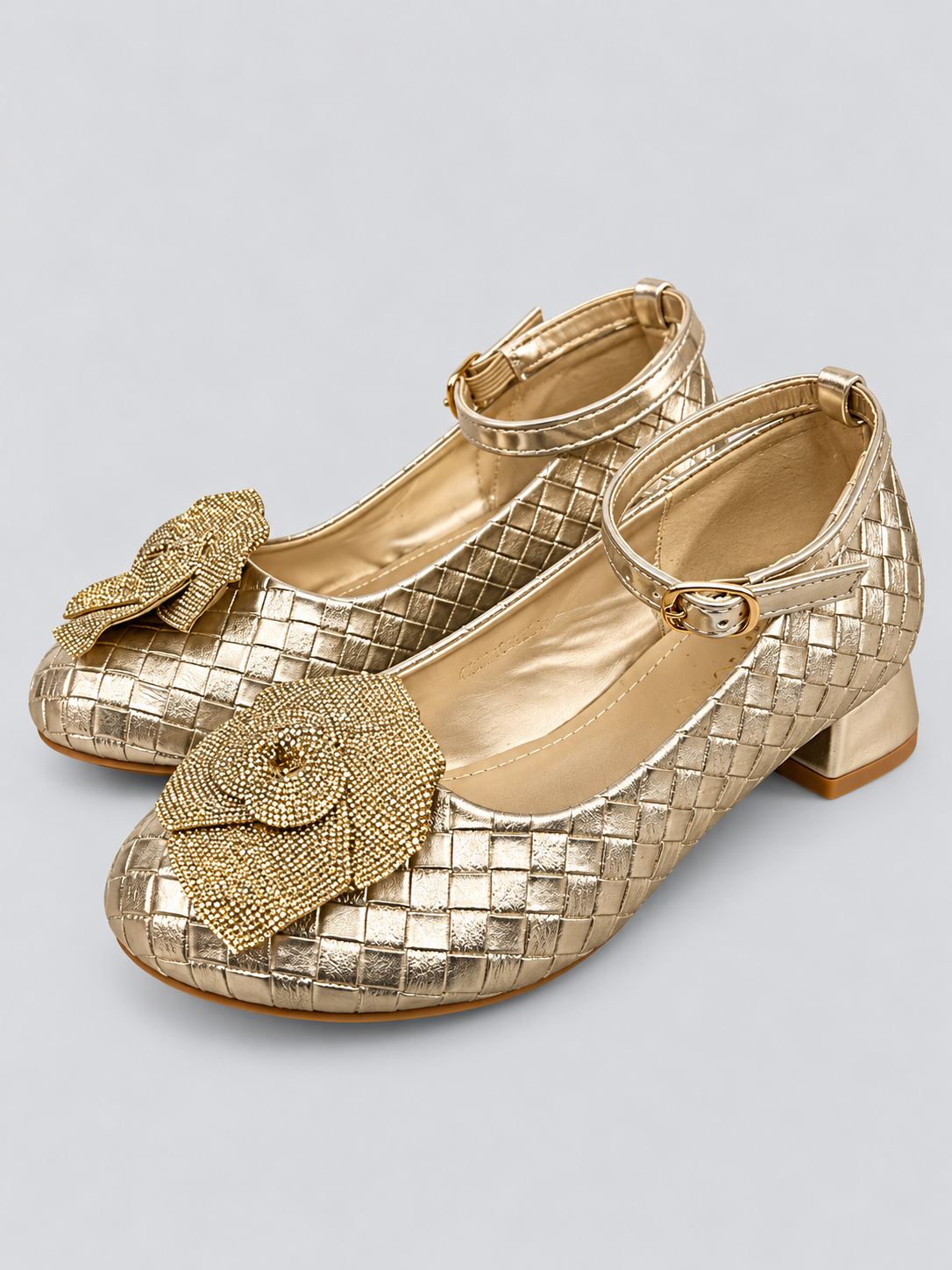 Elegantes, sofisticados y llenos de encanto, los Zapatos Lazo Dorado destacan por su delicado acabado metálico con textura entrelazada y un hermoso lazo decorativo. Un diseño exclusivo que combina brillo y elegancia para complementar los looks más especiales.