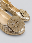 Elegantes, sofisticados y llenos de encanto, los Zapatos Lazo Dorado destacan por su delicado acabado metálico con textura entrelazada y un hermoso lazo decorativo. Un diseño exclusivo que combina brillo y elegancia para complementar los looks más especiales.