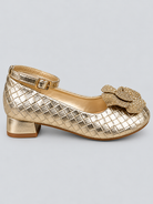 Elegantes, sofisticados y llenos de encanto, los Zapatos Lazo Dorado destacan por su delicado acabado metálico con textura entrelazada y un hermoso lazo decorativo. Un diseño exclusivo que combina brillo y elegancia para complementar los looks más especiales.